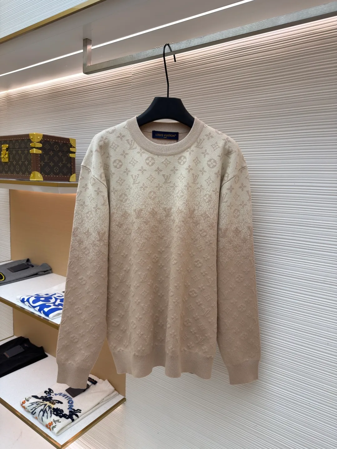 LOUIS VUITTON letter gradient jacquard sweater ●Original version: purchased and developed for 13200 ●Item number: 1682320-B65 ●Fabric: cotton fabric ●Technology: knitted jacquard production ●Color: khaki gradient ●Version: fitted version ●Weight: about 590 grams ●Size: S-M-L-XL ●Description: This Louis Vuitton beige knitted sweater is made of Australian merino wool and mulberry silk blended yarn, woven on a 24-needle precision computerized flat knitting machine. The base is a delicate jersey structure, which combines the warmth of wool with the smooth touch of silk. The body of the garment uses a combination of jacquard + gradient dyeing and finishing processes. The upper part is woven with a classic Monogram pattern using three-dimensional jacquard technology. The pattern height is accurate to 0.3 mm. The lower part uses a segmented dip-dyeing process to achieve a beige gradient effect from light to dark. The dye is a plant-based environmentally friendly dye, which is not easy to fade after color fixation. The collar, cuffs and hem are all made of double-layer ribbing technology, which is highly resistant to deformation after pre-shrunk treatment. The shoulders are seamlessly integrated to reduce friction when wearing. The overall micro-profile tailoring and side seam invisible slits ensure a crisp silhouette while increasing the freedom of movement. Each process is hand-checked by the brand to ensure the quality of details. The overall wiring is straight and delicate, the fabric is comfortable and soft, and the color is consistent without color difference. It can be matched with the same style to create a fashionable look and control various occasions. Customized accessories, complete with three standards, same style for men and women!